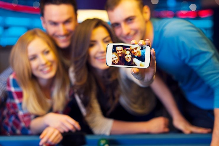 Antarmuka aplikasi mobile nagawin88 menampilkan menu utama dengan permainan live dealer dan slot